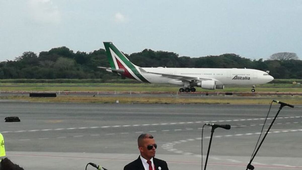 Llegó el Papa Francisco a Panamá. Minutos antes de lo programado. Videos