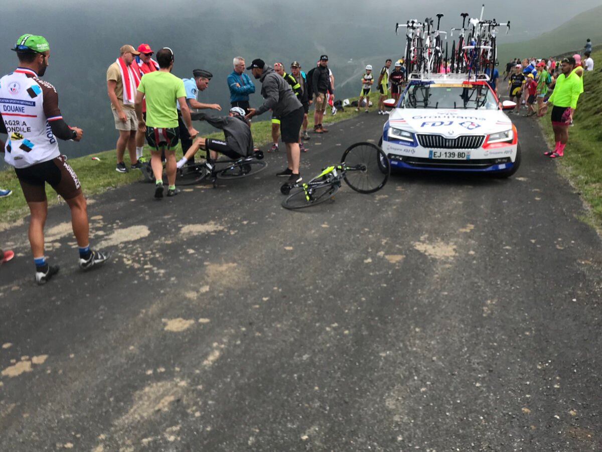 Gendarme derriba al ganador del Tour de Francia 2017 al confundirlo con fan