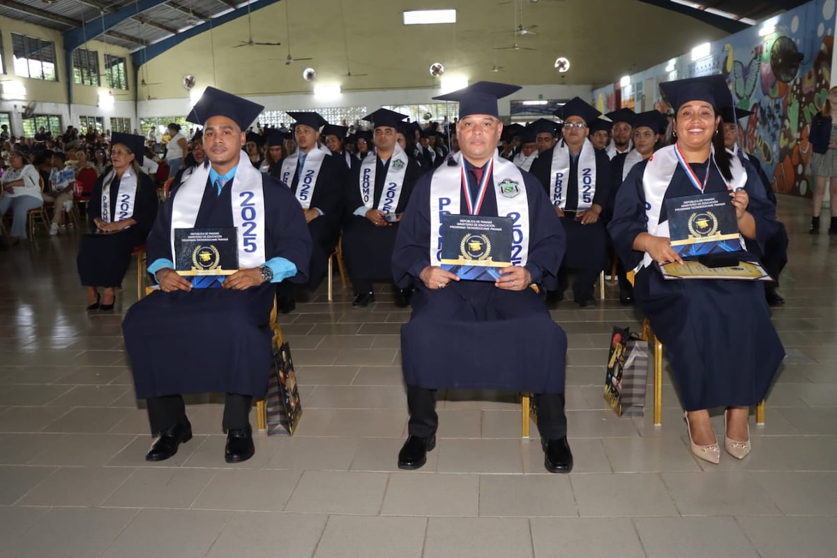 Nunca es tarde: funcionarios terminan premedia y media con Tecno Edúcame