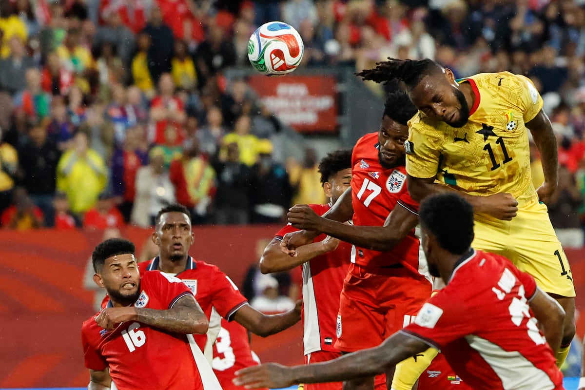 ¡Ghana gana! ¿Brujería? Fanático tira misterioso polvo blanco 