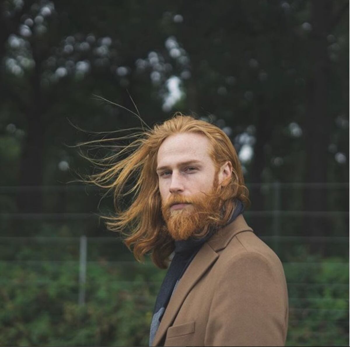 Oficinista perdió más 80 libras, se dejó las barbas y es un cotizado modelo