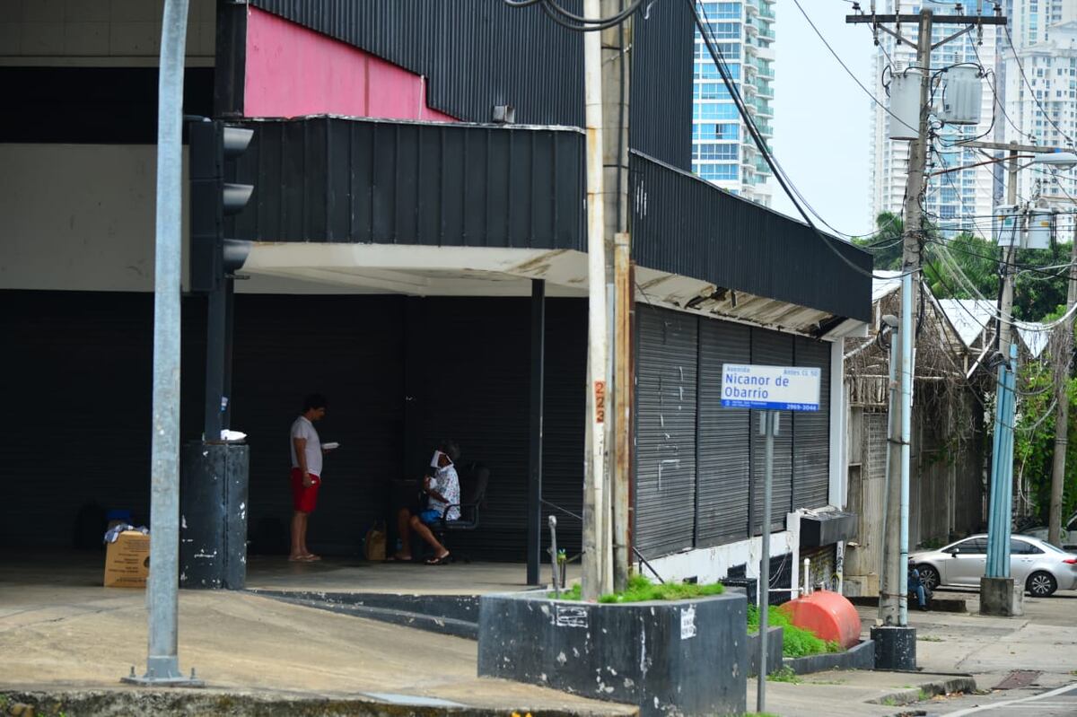 Donde antes vendían carros de lujo, ahora pasan la cuarentena en carpas