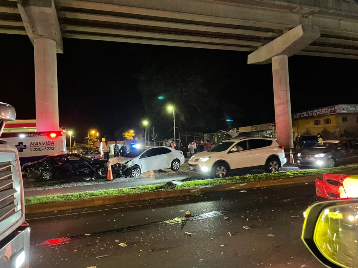 Aparatoso. Colisión con Metrobús y vuelco en Ave. Domingo Díaz.  Varios quedaron atrapados en los hierros retorcidos. Video