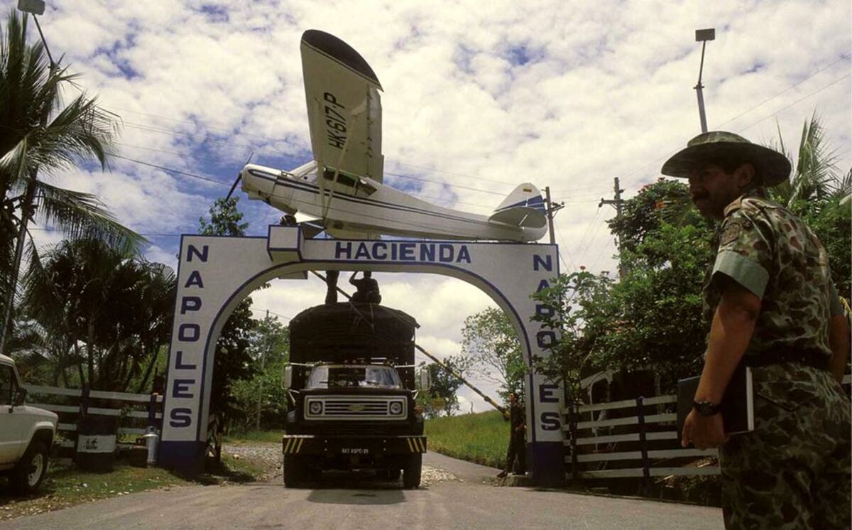 Se llevan la avioneta de Pablo Escobar de la Hacienda Nápoles