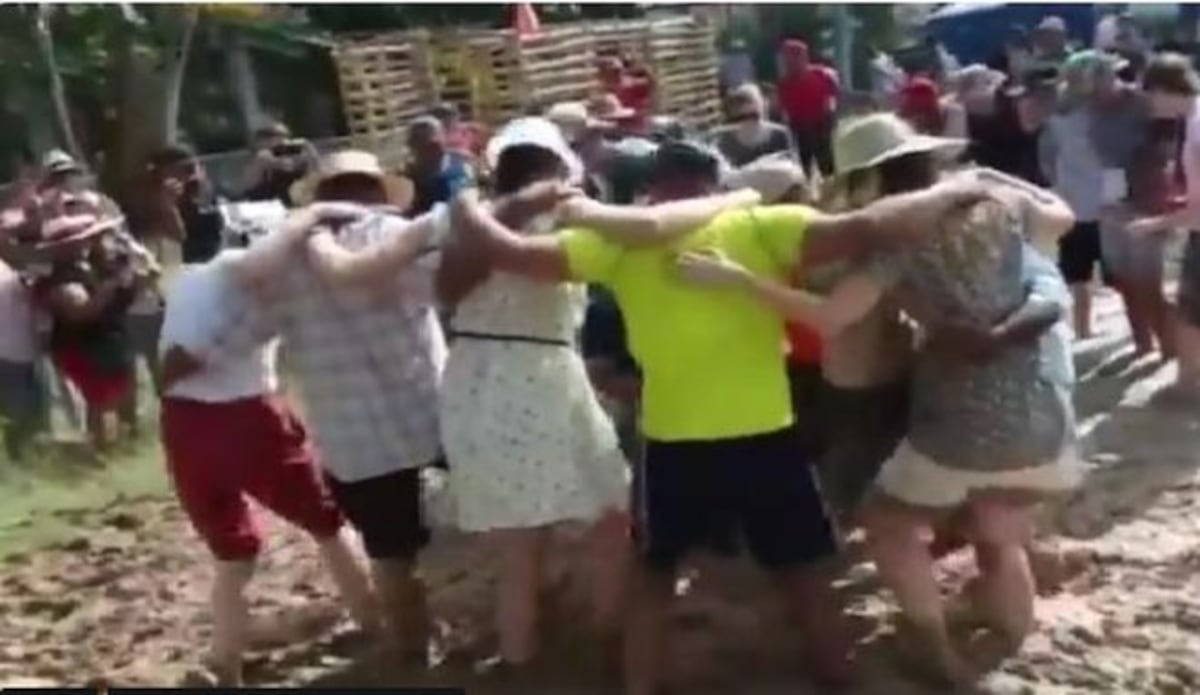 Peregrinos se divierten en junta de embarra.Chequee cómo quedó. Video