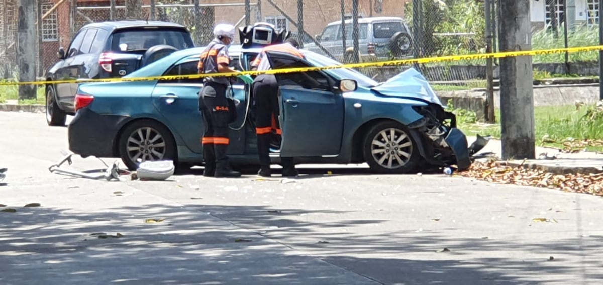 Le disparan mientras conducía, se estrella y muere