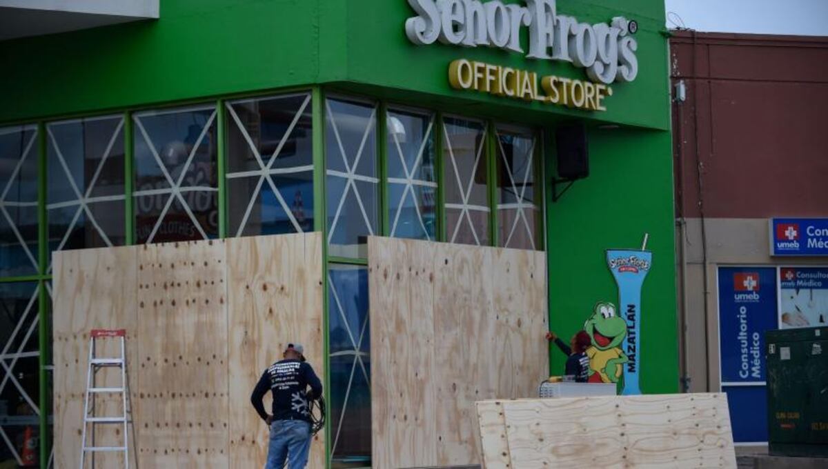 Huracán Willa baja a categoría 4 frente a México pero sigue siendo poderoso