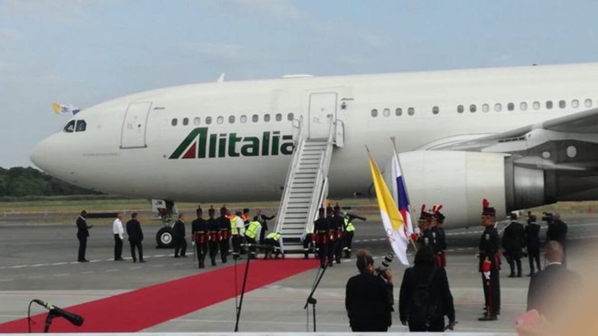 Llegó el Papa Francisco a Panamá. Minutos antes de lo programado. Videos