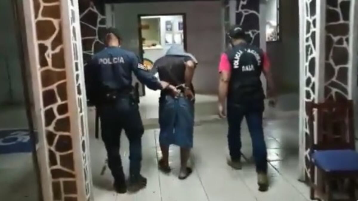 Atrapan a otro papá depravado. Abusa de su propia hija desde que ella tenía 8 años. Ella lo cuenta todo llorando