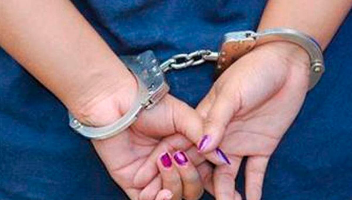 EDUCADORA. Transportaba 89 paquetes de droga en su carro y la detienen en Metetí