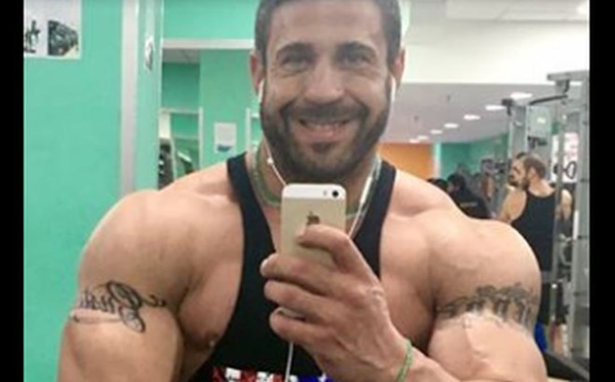 Descubren pasado como actor porno gay de profesor por culpa de Facebook