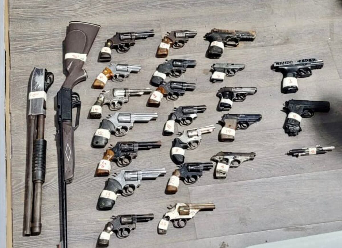 200 Armas por vales de comida  