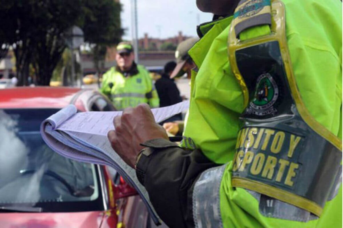 Mujer pasea a su infiel marido encima de su carro +Video