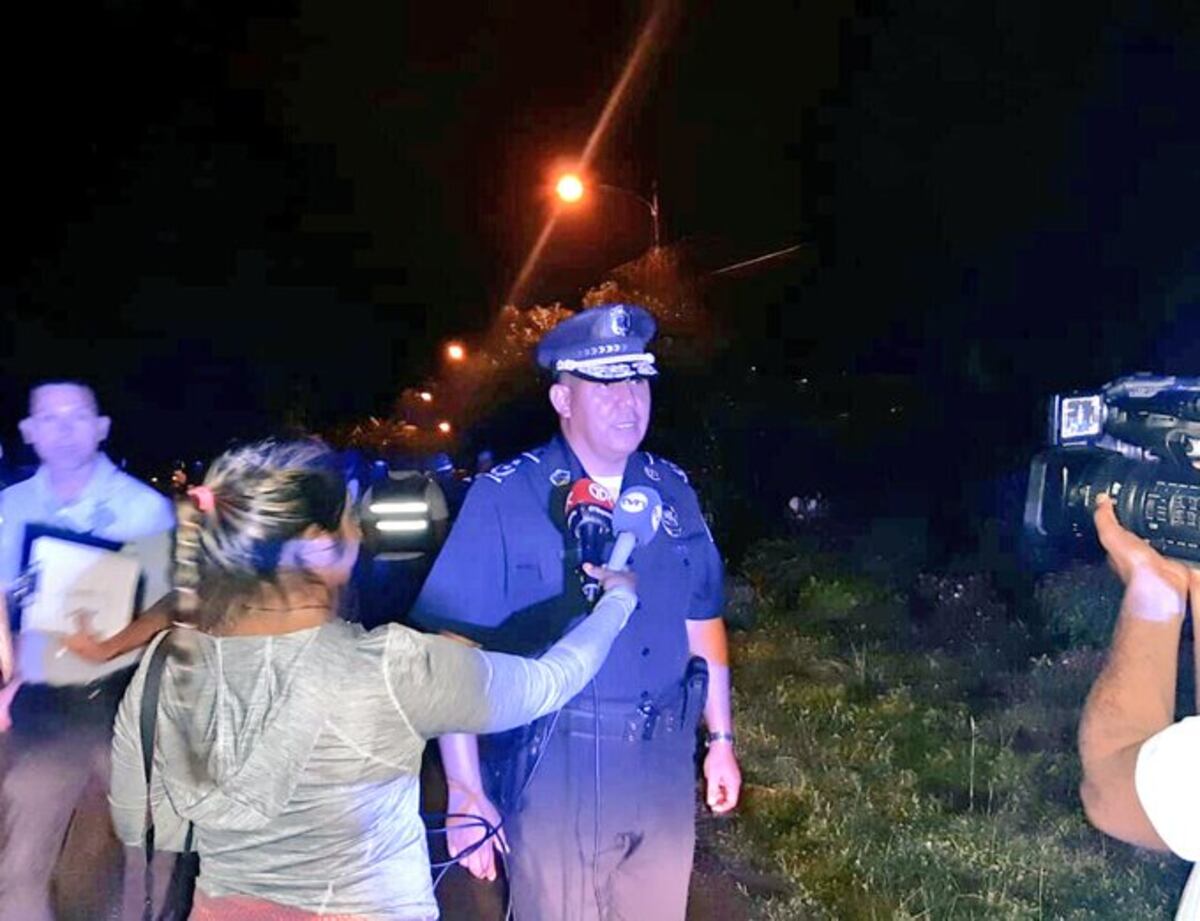 La encuentra con otro. A ella la golpea y a él le da un machetazo en la cabeza