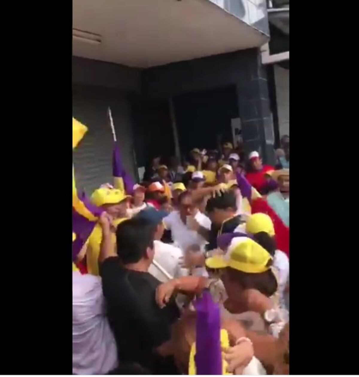 Trifulca. Le pegan a funcionario en protesta del diputado Santana. Circula video