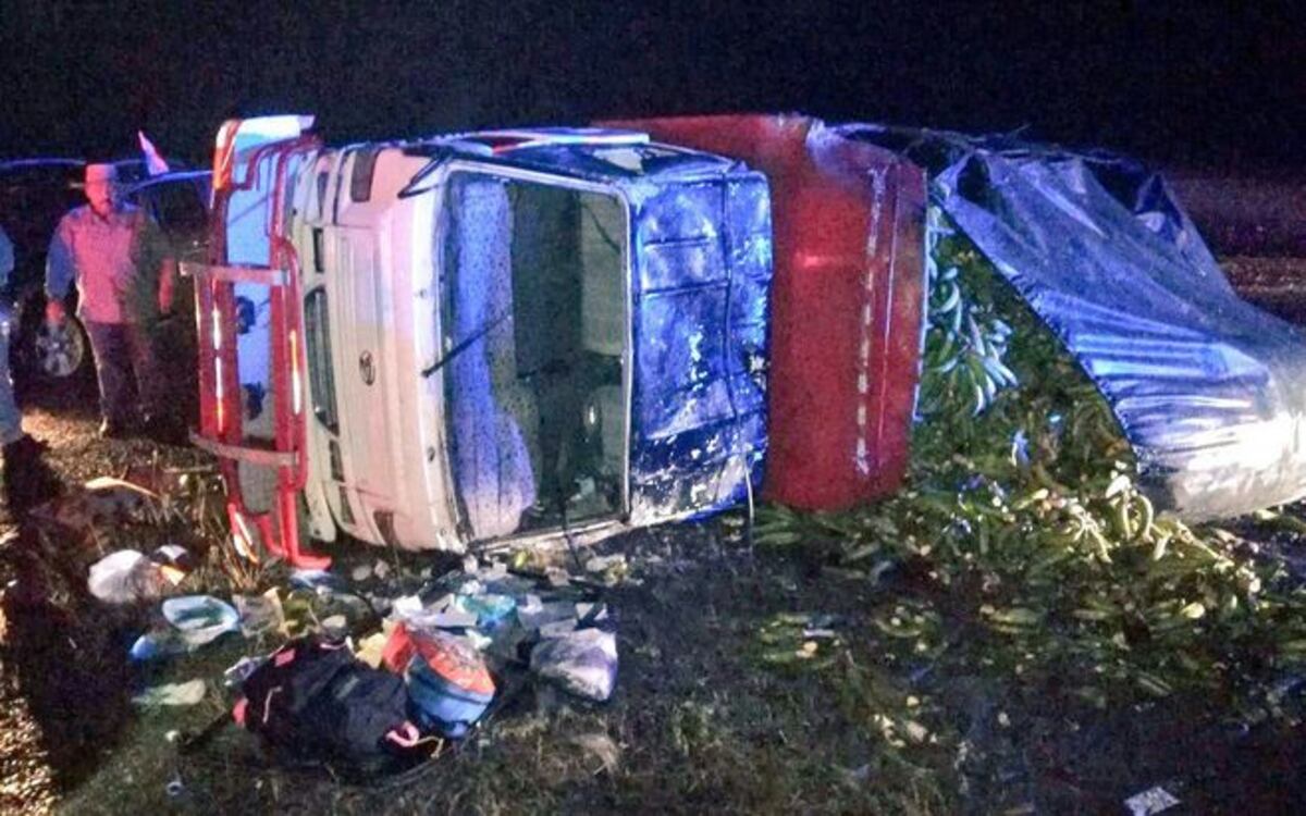 SE VOLCÓ CON TODO Y PLÁTANOS. Uno murió en el fatal accidente