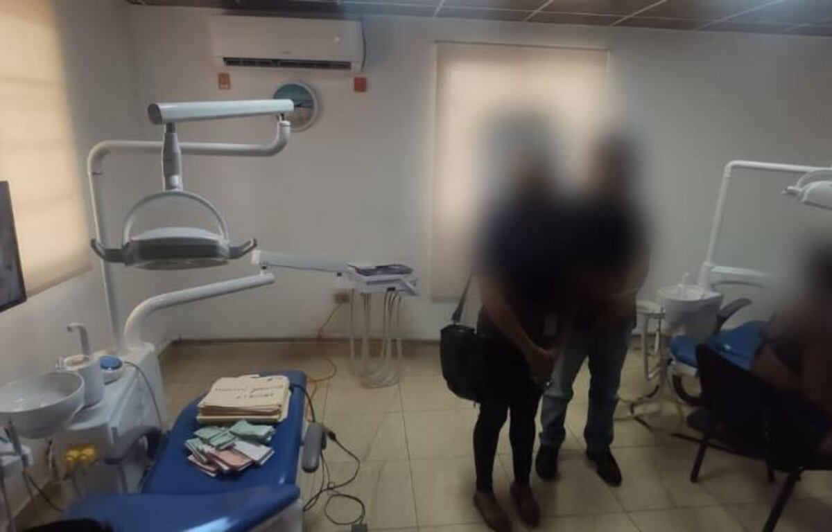 Pacientes esperaban turno cuando policías llegan a detener a falso odontólogo en Cabuya 