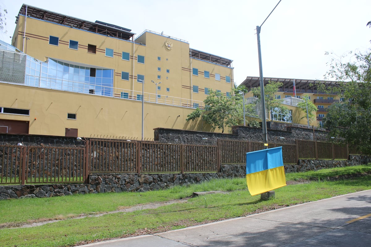No a la guerra. Protestan frente a la Embajada de Rusia en Panamá