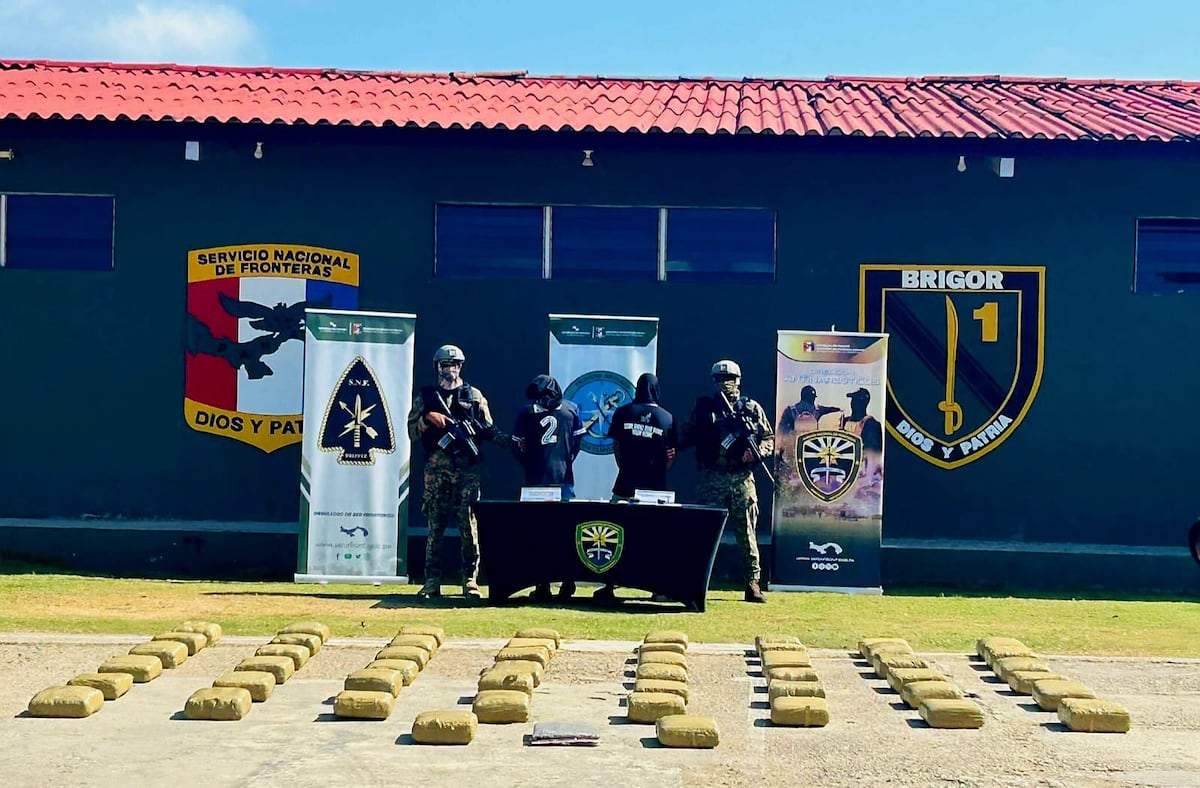 Pillan a dos con 50 pacas de supuesta droga, teléfonos y GPS en el Pacífico