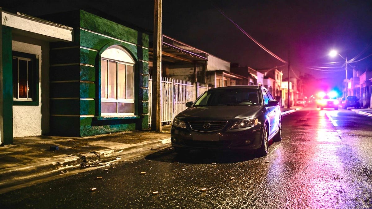 ¡LLUVIA DE BALAS! Acribillan a hombre dentro de su carro al llegar a su casa en Cumbre Azul; sería el primer homicidio del sector