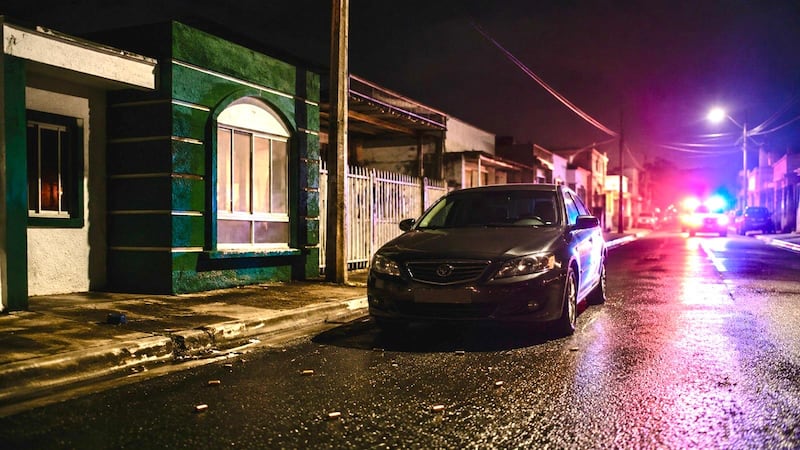 ¡LLUVIA DE BALAS! Acribillan a hombre dentro de su carro al llegar a su casa en Cumbre Azul; sería el primer homicidio del sector