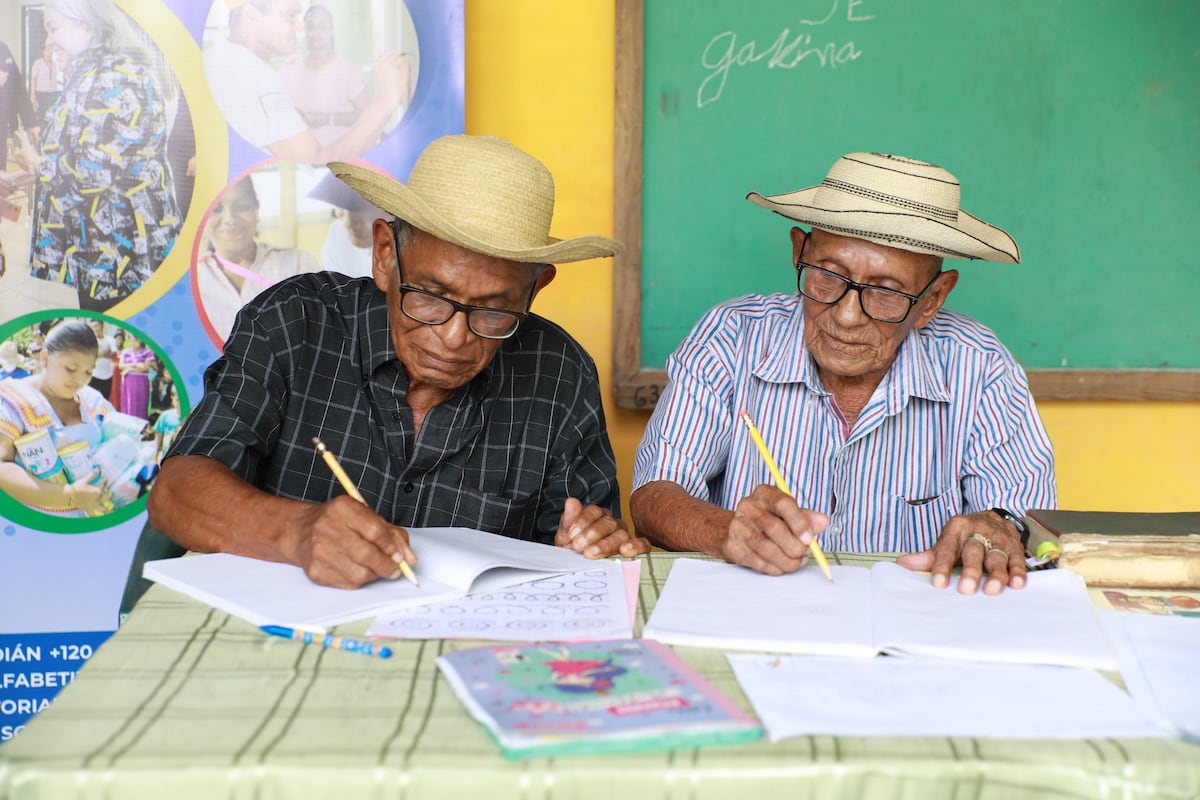 Padre e hijo aprenden a leer y escribir a los 97 y 76 años gracias al programa ‘Muévete por Panamá' del MIDES