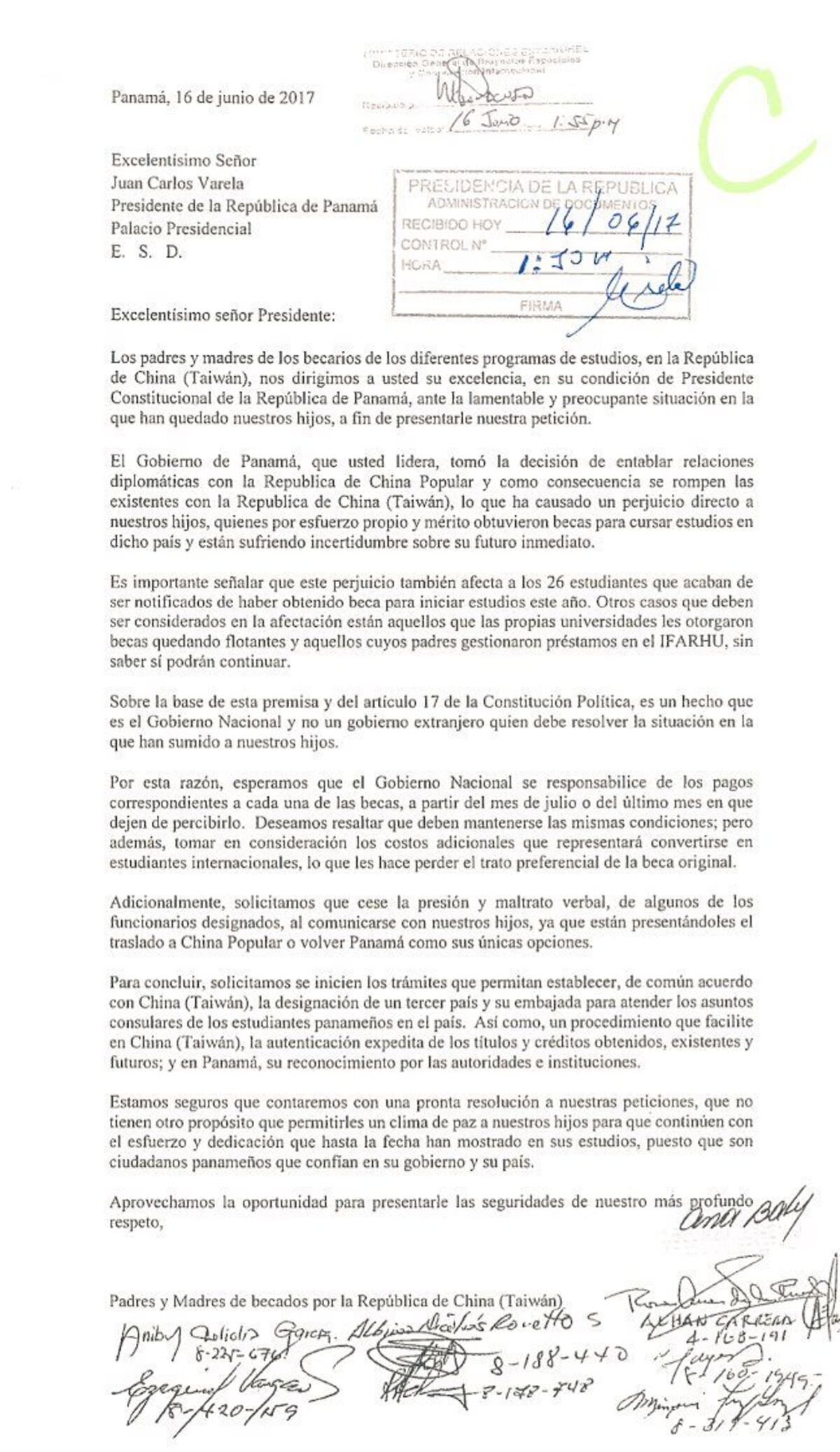 FURIOSOS. Padres de becados en Taiwán le hablan alto y claro a Varela 