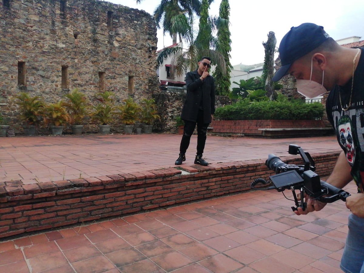 La plena que está conmoviendo hasta a las piedras. Un emotivo Phantom le canta a los que ya no tienen voz. Cántales tú también + Video