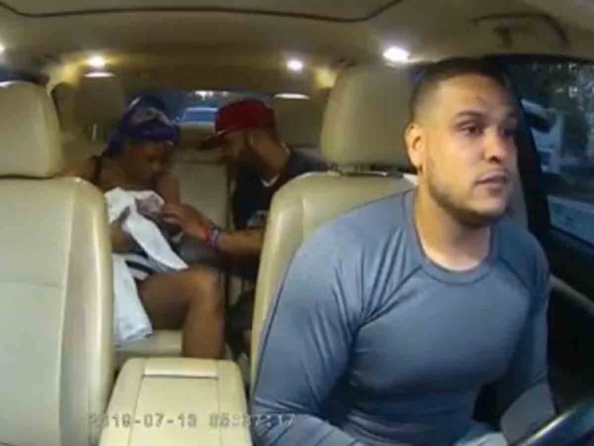 Mujer da a luz en taxi; conductor graba impactante momento. Video 