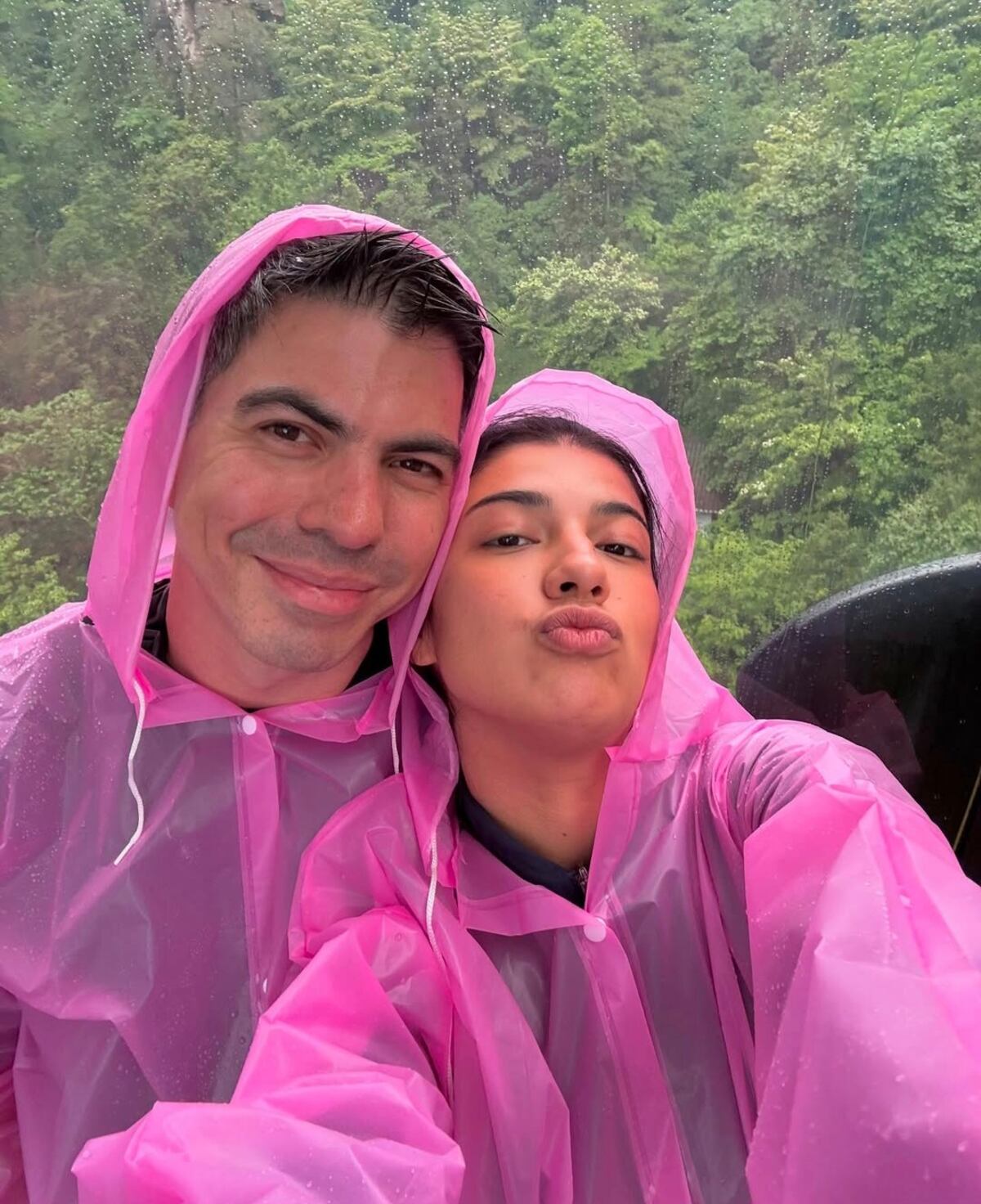 ‘El pintalabios, toque de rímel’. Ana Elisa Miranda, ex Canta Conmigo de 27 años, y Richard Morales, político de 43, gritan su amor desde China