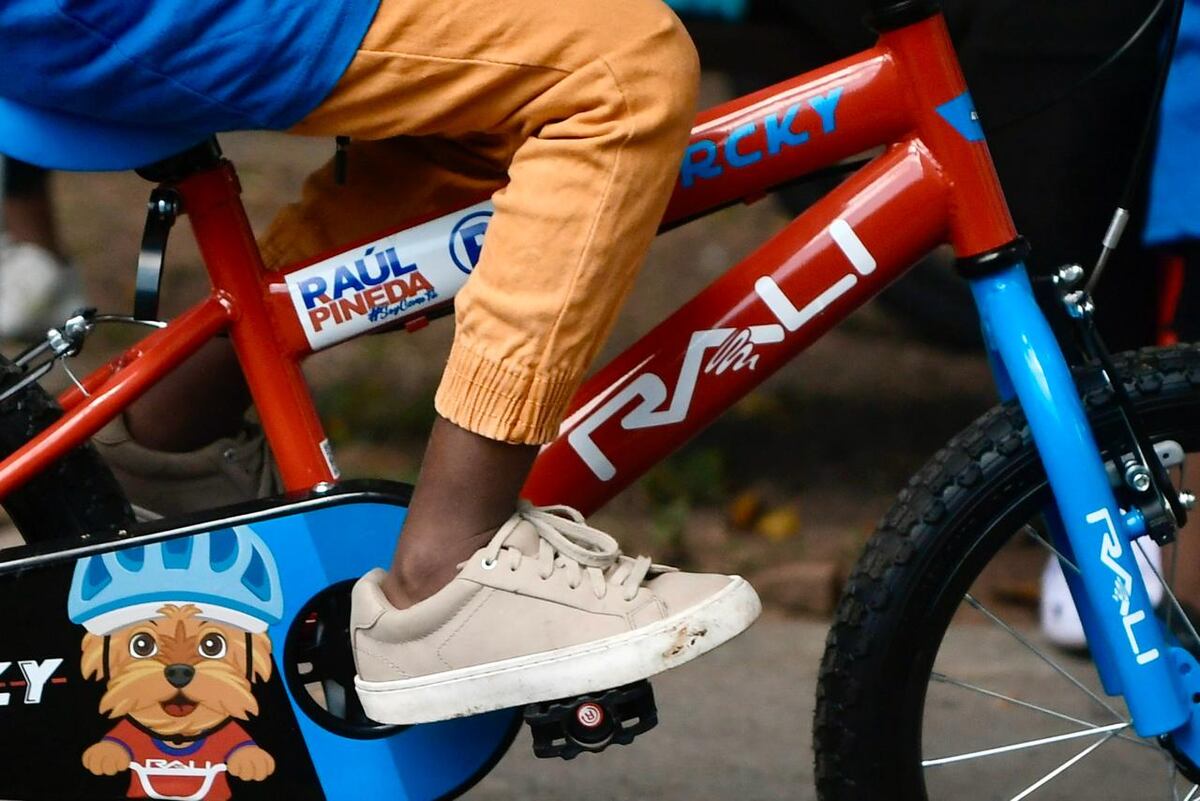 ¿Clientelismo? Raúl Pineda califica como 'bondad' la entrega de bicicletas en la veda electoral