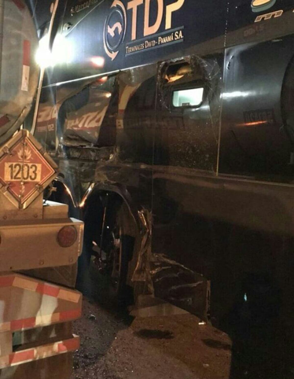 ¡Uy! Mula cisterna golpea a dos buses, dos autos y por suerte no explotó