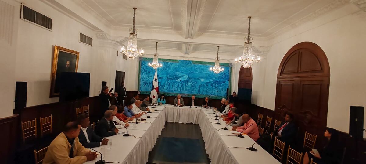 Gobierno se reúne con trabajadores y sindicatos para discutir reforma de la CSS