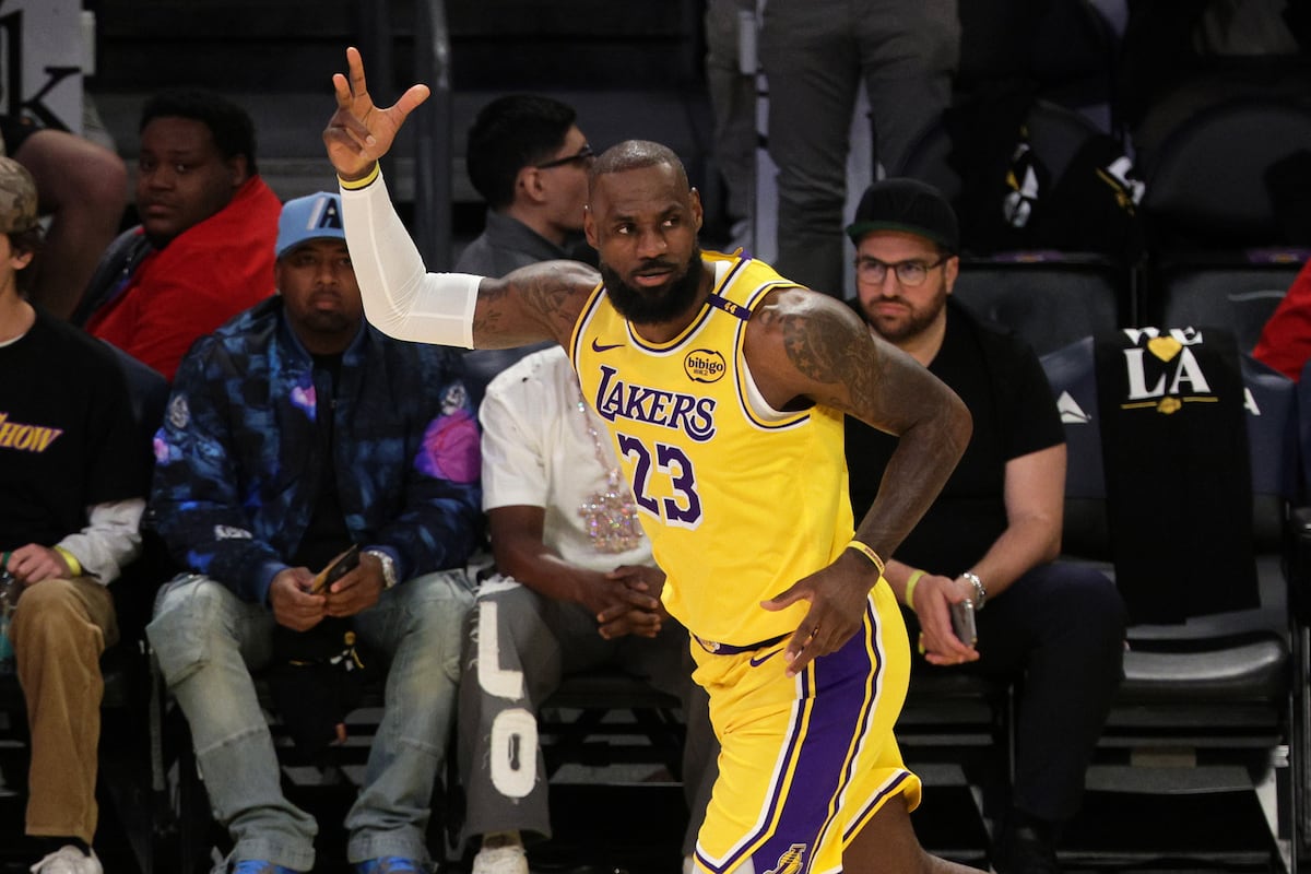 LeBron James rompe el récord de partidos en la NBA tras superar a Robert Parish
