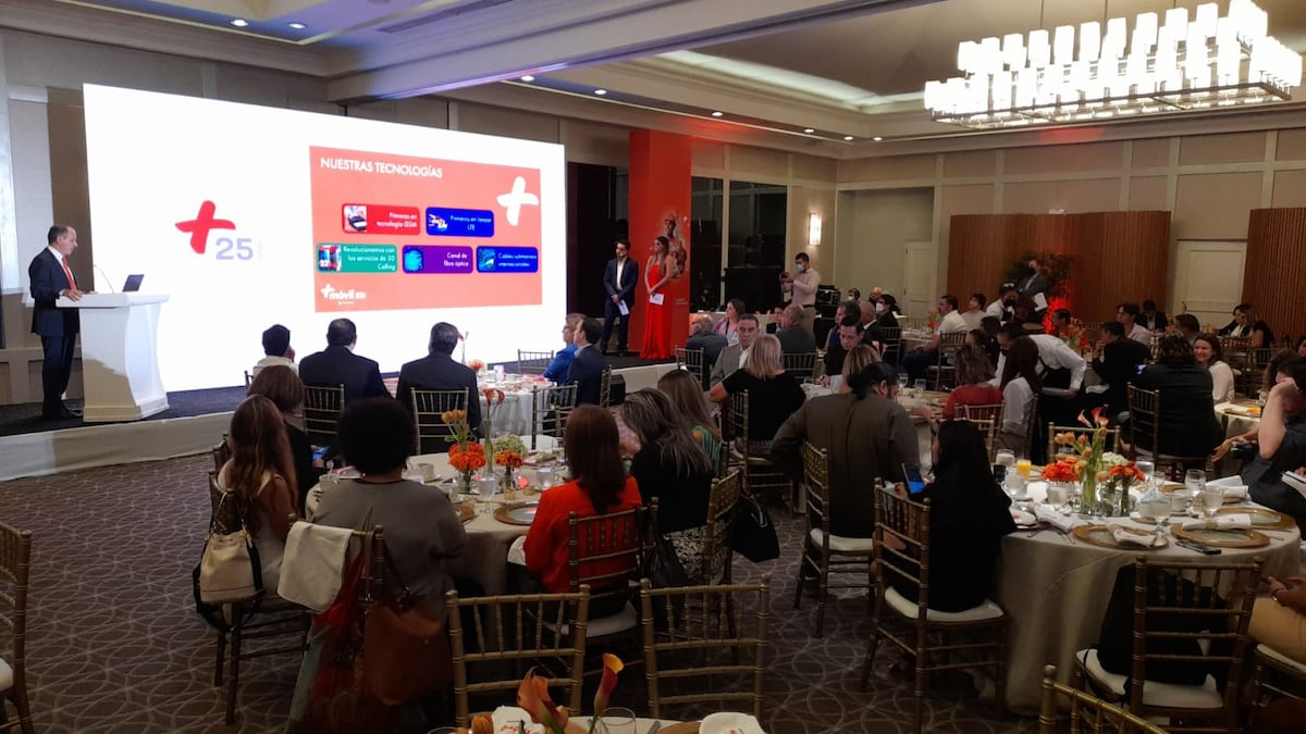 ‘La señal, papá'. En solo días, Más Móvil adquirirá Claro. El niño del famoso comercial, 25 años después, e Ingrid De Ycaza, recordaron su  primer celular. Video