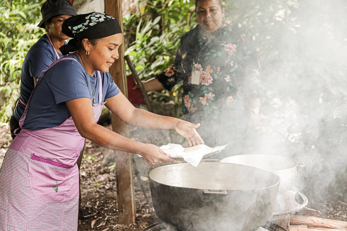Mujeres hacen pan de olla a la orilla del Lago Alajuela