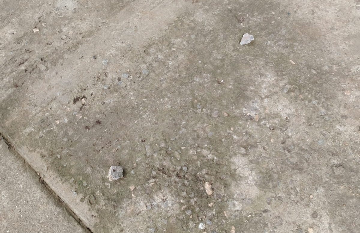 Piedras, vidrios rotos y agresiones: vandalismo golpea al Centro de Salud de Escobal +VIDEO