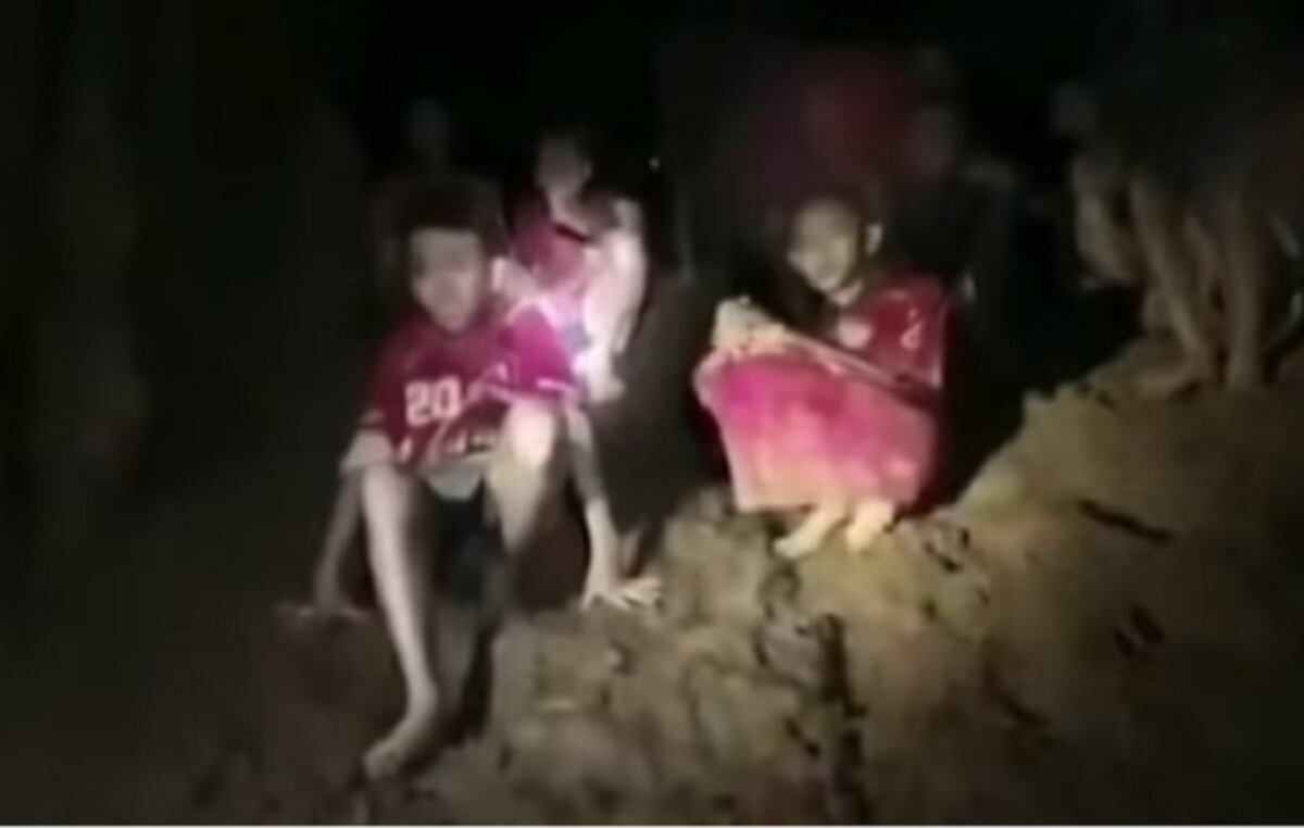 Luego de 10 días de búsqueda rescatan a 12 niños y a su entrenador de fútbol 