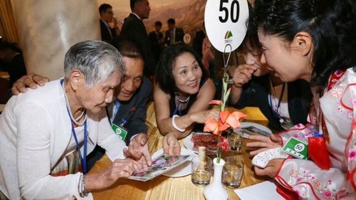 El emotivo reencuentro de una madre surcoreana con su hijo en Corea del Norte 