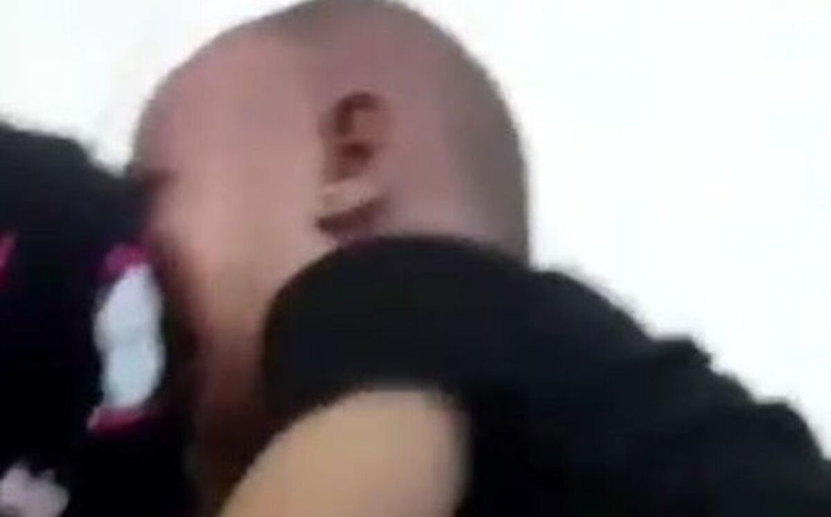 Identifican a mujer que golpeó brutalmente a bebés en video viral. Fue capturada