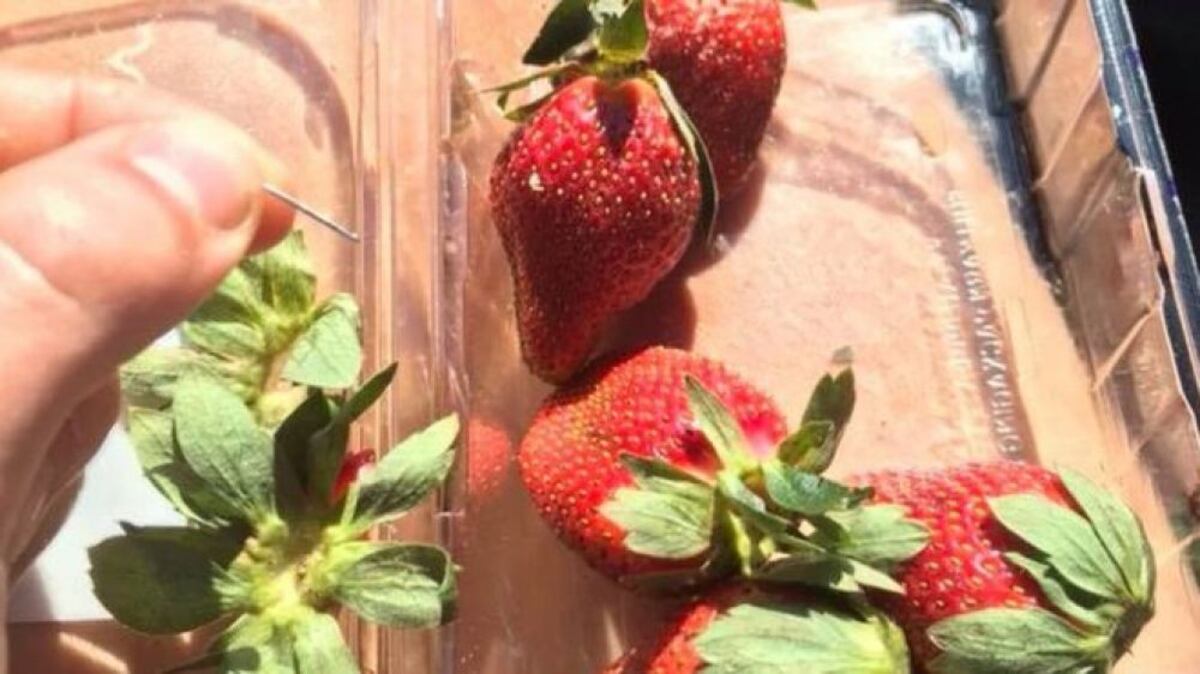 El escándalo por las agujas escondidas en fresas que se extiende por Australia