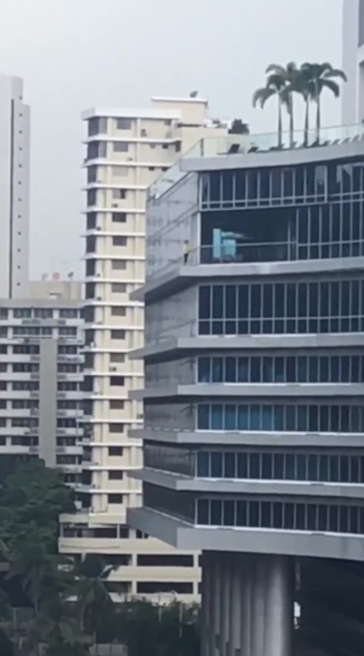 Una chica amenaza con lanzarse desde un edificio en Paitilla. Video
