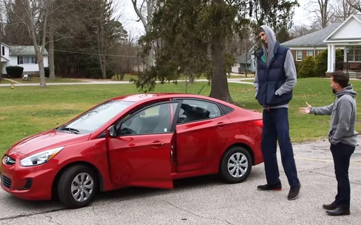 VIDEO | Así es como un basquetbolista de 2,31 metros entra en un sedán