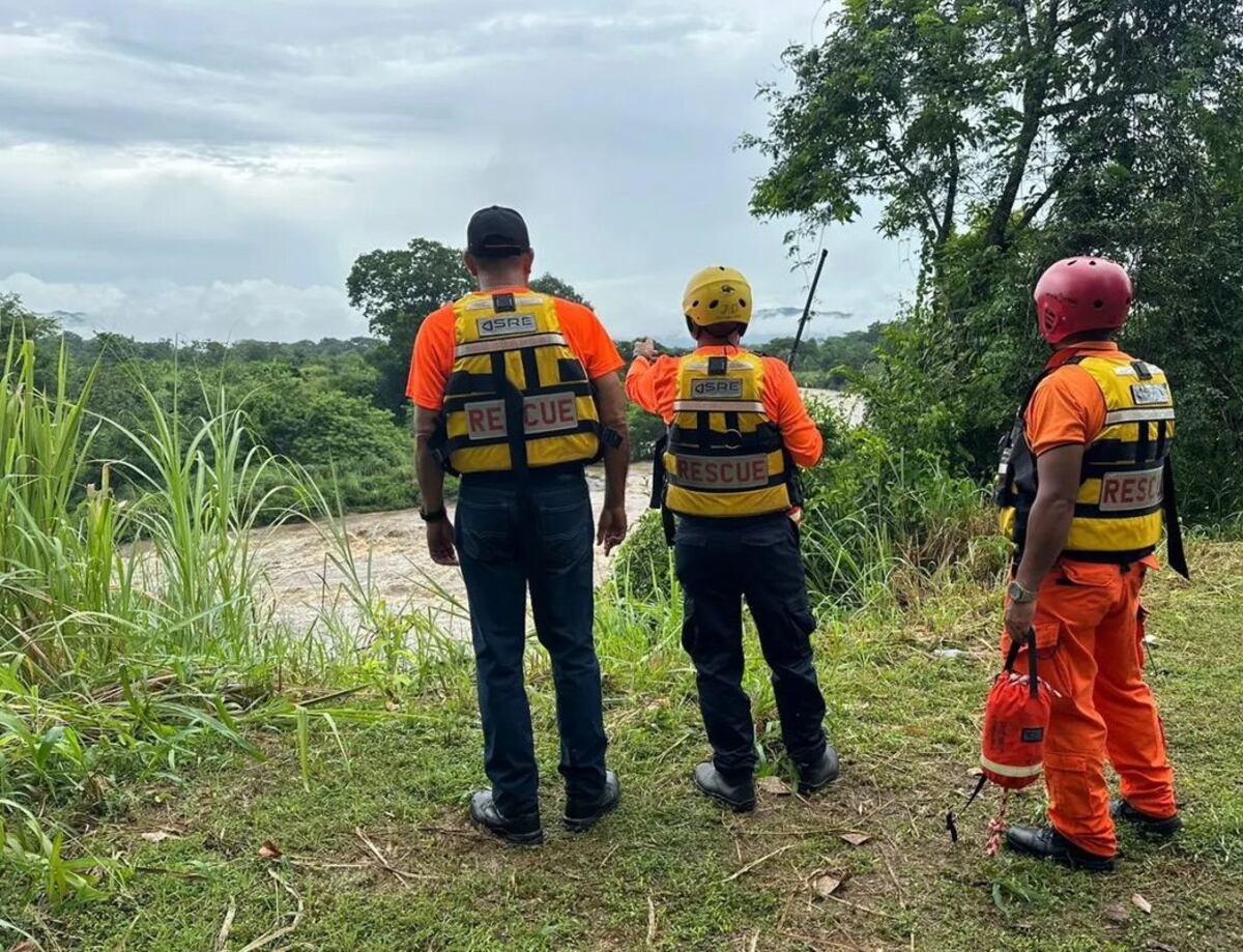 Tres rescatados tras ser arrastrados por cabeza de agua en el río Pacora