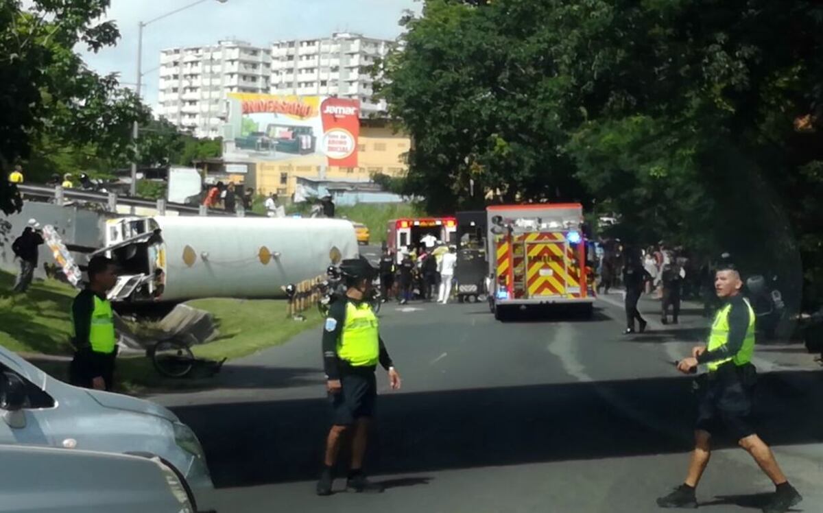 ¡QUÉ TRAGEDIA! Diablo Rojo se vuelca en la Avenida de los Mártires