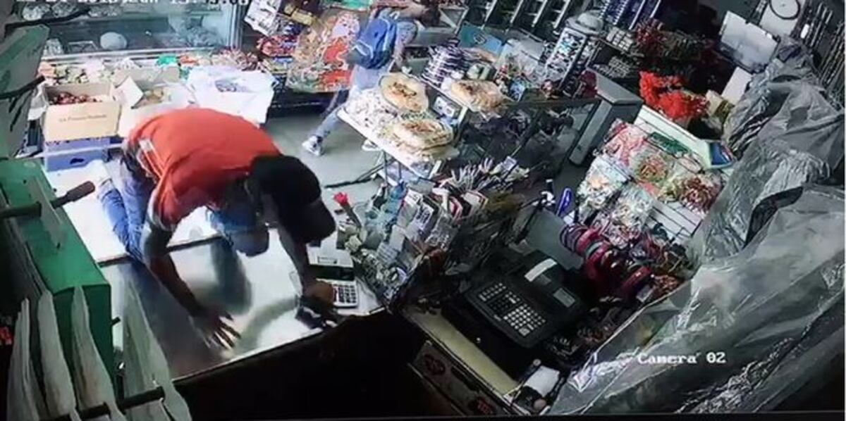 A mano armada se llevaron todo en minisúper.Andan tras la pista.Video captó todo