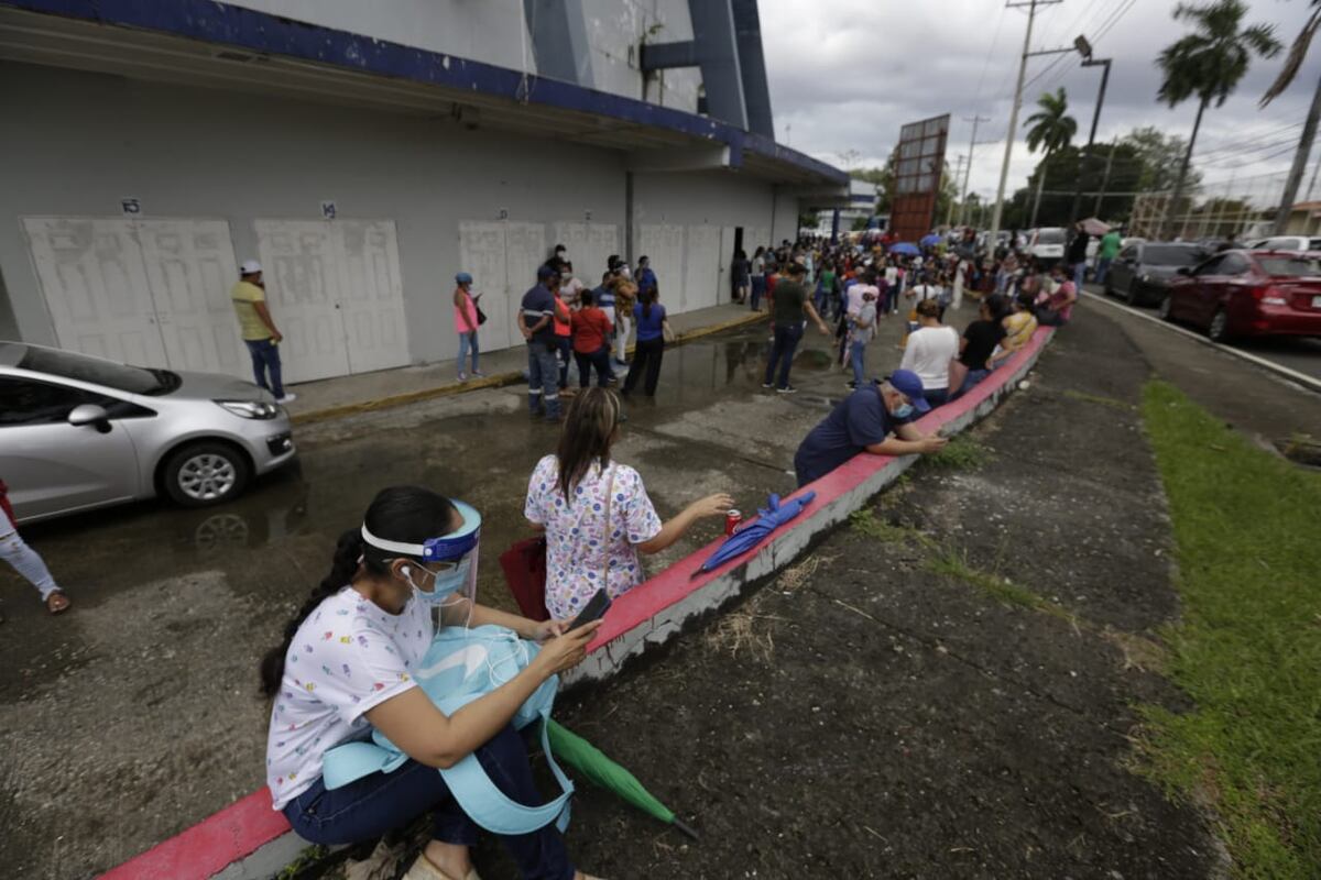 Qué locura. Tremenda aglomeración por retiro de tarjetas clave social del Ifarhu