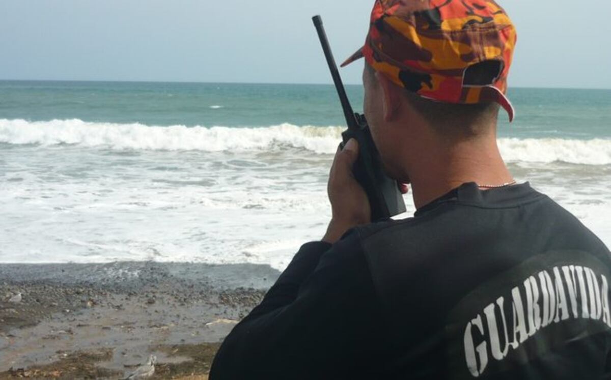 Dos mueren ahogados, uno salvando a su hijo de las olas y el otro arrastrado por la corriente del río