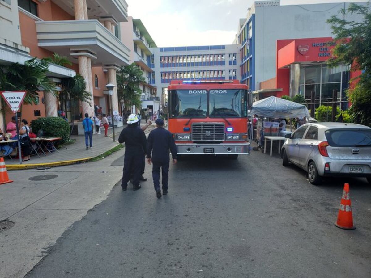 Bomberos atendieron emergencia en el Hospital Santo Tomás por derrame químico