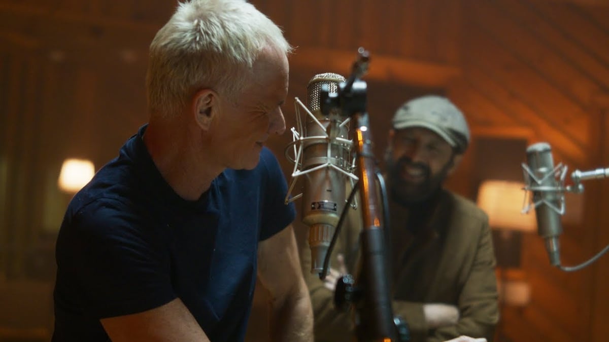 Juan Luis Guerra y Sting reimaginan ‘Estrellitas y duendes’ en una emotiva versión en español
